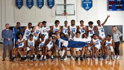 2021-22 Basketball Team Fun Pose